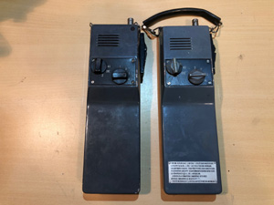 BRG FM05-165 kézi URH rádió adó-vevő elölnézeti képe - BRG URH kézirádió termékcsalád tagja, kései széria 1974-1987, magyar ipari termék