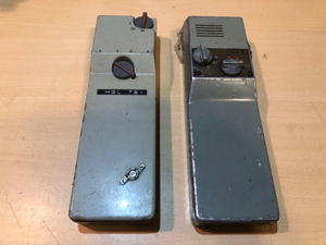 BRG FM05-165 kézi URH rádió adó-vevő elölnézeti képe - BRG URH kézirádió termékcsalád tagja, korai széria 1970-1973, magyar ipari termék