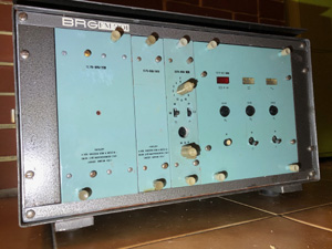 BRG FM201 URH rádió adó-vevő elölnézeti képe - BRG URH átjátszó termékcsalád tagja, magyar ipari termék