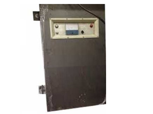 BRG FM40-160 URH rádió adó-vevő elölnézeti képe - BRG URH átjátszó termékcsalád tagja, elektroncsöves készülék, magyar ipari termék