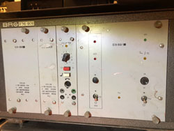 BRG FM401 URH rádió adó-vevő elölnézeti képe - BRG URH átjátszó termékcsalád tagja, magyar ipari termék