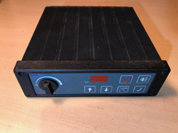 BRG TR321 mobil URH rádió adó-vevő képe - BRG URH kézirádió termékcsalád tagja, szintézeres EPROM vezérelt készülék, magyar ipari termék