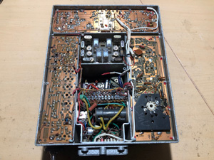 BRG FM10-160 elektroncsöves mobil URH adóvevő, alulnézet