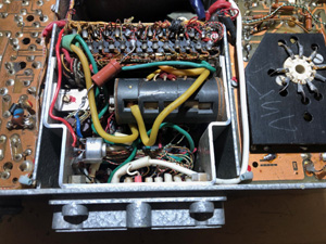 BRG FM10-160 elektroncsöves mobil URH adóvevő, belső inverteres tápegység alulnézet