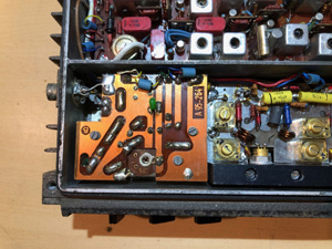 BRG FM10-164 mobil URH adó-vevő, teljesen tranzisztorizált, félvezetős, beépített kezelős, speciáis kivitel