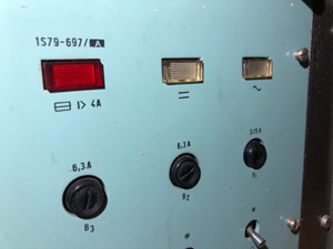 BRG FM201 URH rádió adó-vevő bázisállomás/átjátszó tápegység kezelőszervek képe