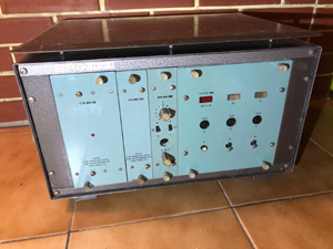 BRG FM201 URH rádió adó-vevő bázisállomás/átjátszó elölnézeti képe