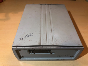 BRG FM301 és BRG FM303 URH mobil adó-vevő, teljesen félvezetős, modern technológia, korszerű fejlesztés, külső elölnézet