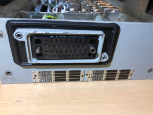 BRG FM301 és BRG FM303 URH mobil adó-vevő, teljesen félvezetős, modern technológia, korszerű fejlesztés, kezelő egység sokpólusú csatlakozója, Kontakta DS2112 típus