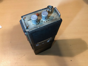 BRG FM503 (Maros-D) hordozható URH kézi adóvevő, felülnézet