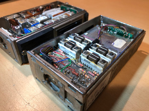 BRG FM503 (Maros-D) hordozható URH kézi adóvevő, belső felépítés modulokkal és kvarckristályokkal