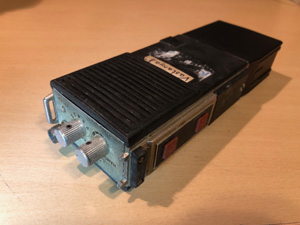 BRG FM503 (Maros-D) hordozható URH kézi adóvevő, oldal- és felülnézet