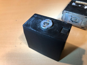 BRG FM503 (Maros-D) hordozható URH kézi adóvevő, csatlakozó az akkumulátoron